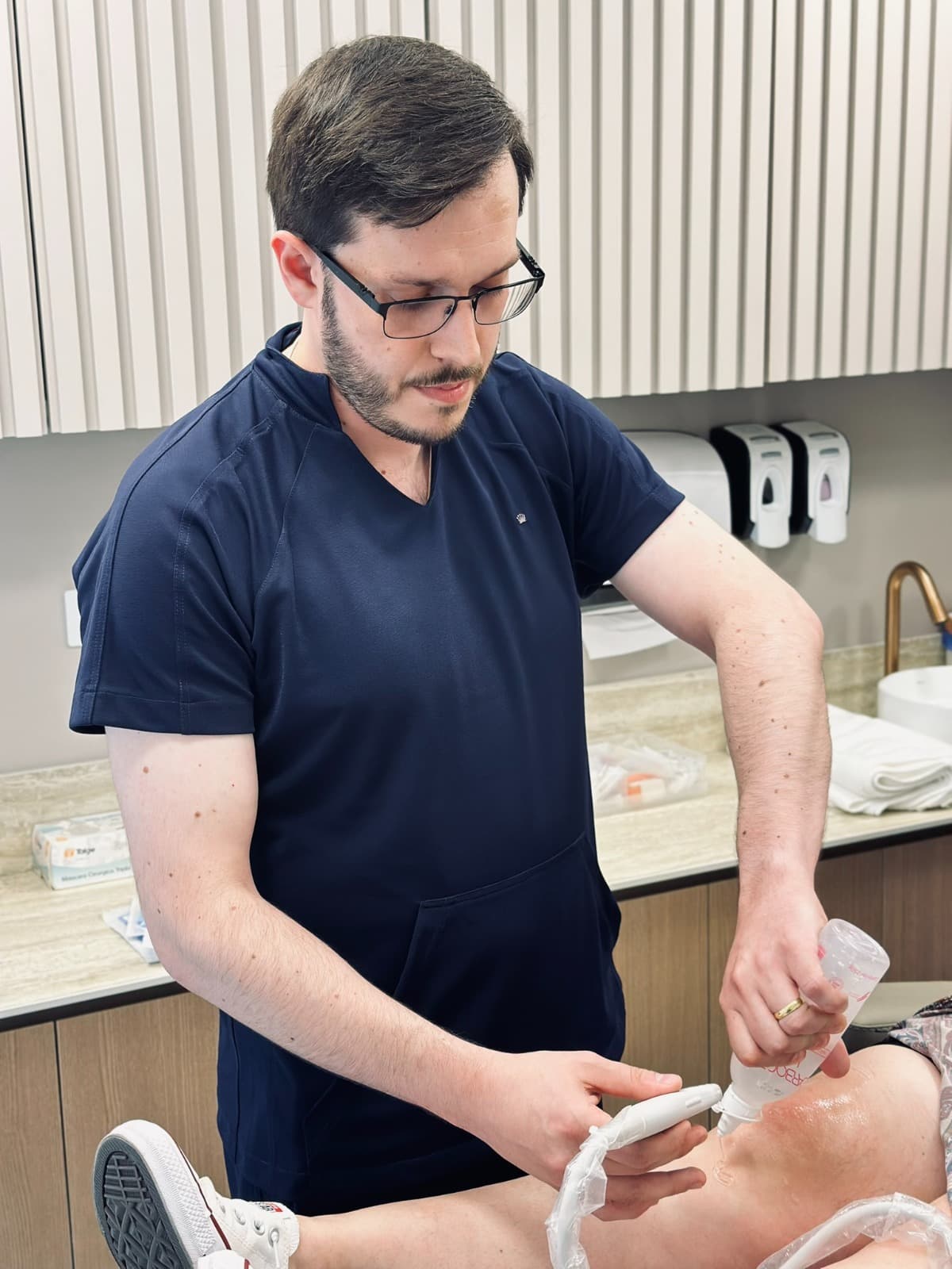 Dr. Leonardo Wustro realizando avaliação com ultrassom em consultório