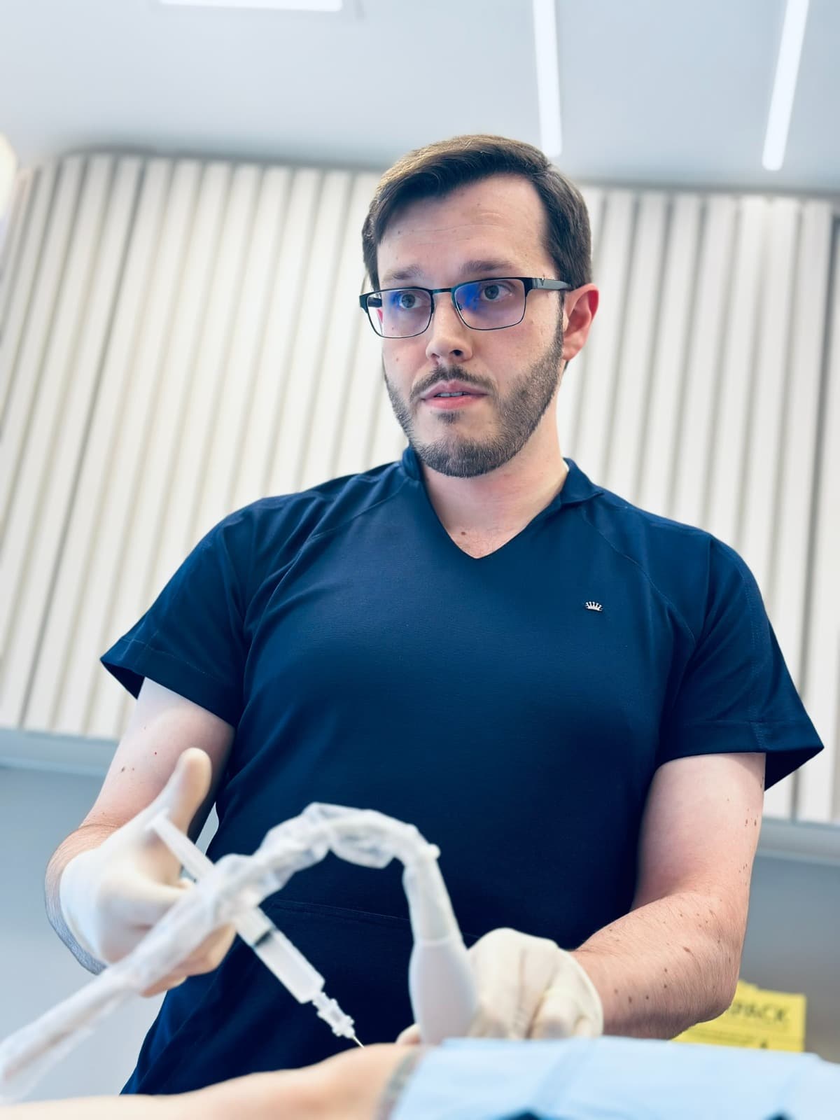 Dr. Leonardo Wustro realizando infiltração guiada por ultrassom