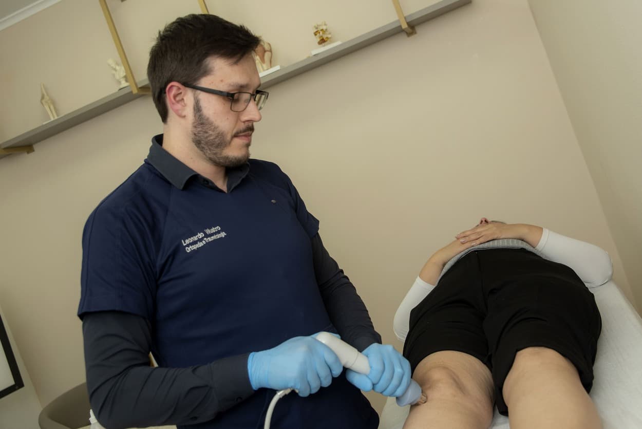 Aplicação de ondas de choque no joelho em consultório em Curitiba