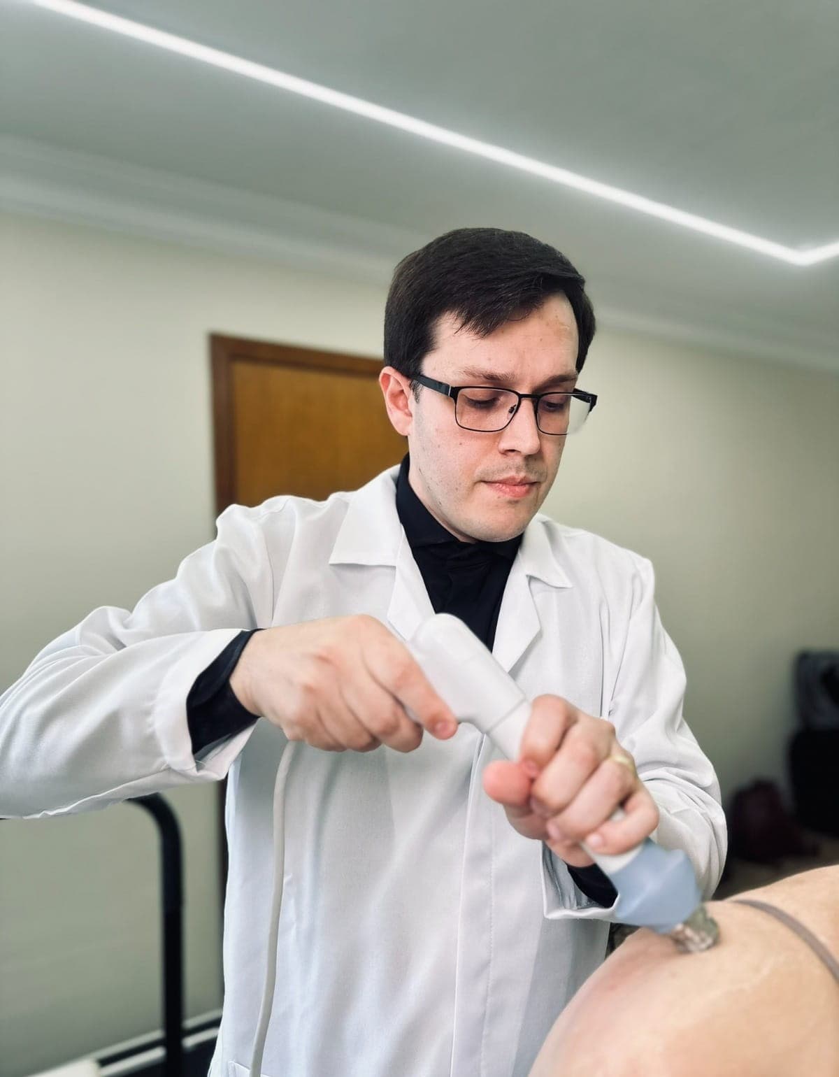 Aplicação de ondas de choque em consultório