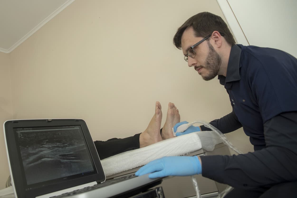 Ultrassonografia da fáscia plantar para avaliar a dor no calcanhar, em Curitiba
